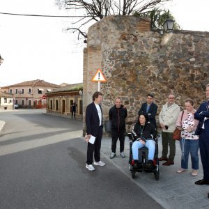 elázquez visita la Puerta del Vado junto a los vecinos de Antequeruela y Covachuelas