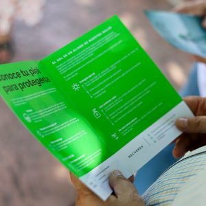 ampaña de prevención del cáncer de piel en las piscinas municipales de la AECC