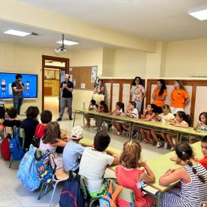 arisol Illescas participa en los talleres para niños que participan en los campamentos urbanos