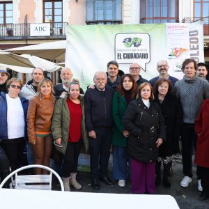 rupos políticos, asociaciones y vecinos participan en el acto de lectura de la Constitución Española celebrado en Zocodover