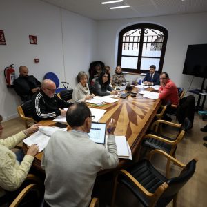 umenta un 20 por ciento la partida presupuestaria destinada a la Ayuda a Domicilio y se incrementan de nuevo las becas en la Escuela de Idiomas
