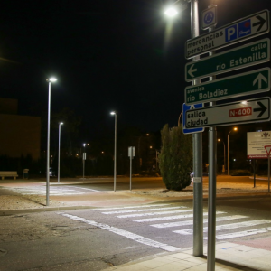 bras de Instalación de iluminación específica de pasos de peatones en diversos itinerarios peatonales