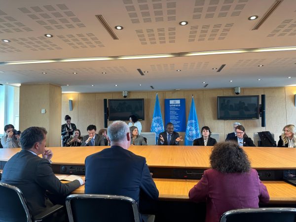 Carlos Velázquez reunión en París con la UNESCO 3.12-05-25