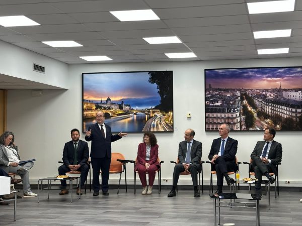 Carlos Velázquez reunión en París con la UNESCO 6.12-05-25