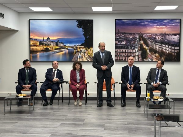 Carlos Velázquez reunión en París con la UNESCO 7.12-05-25