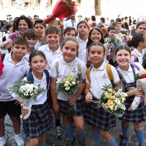 a Corporación Municipal participa en la tradicional ofrenda floral del Corpus a la que han asistido cientos de niños de los colegios de la ciudad