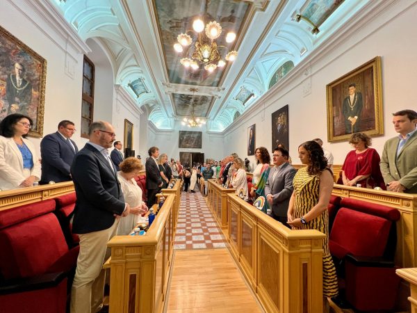 Pleno municipal minuto de silencio.27-06-25