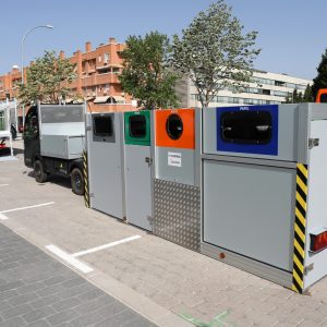 oreto Molina presenta los dos nuevos puntos limpios móviles que prestarán servicio a todos los barrios de la ciudad