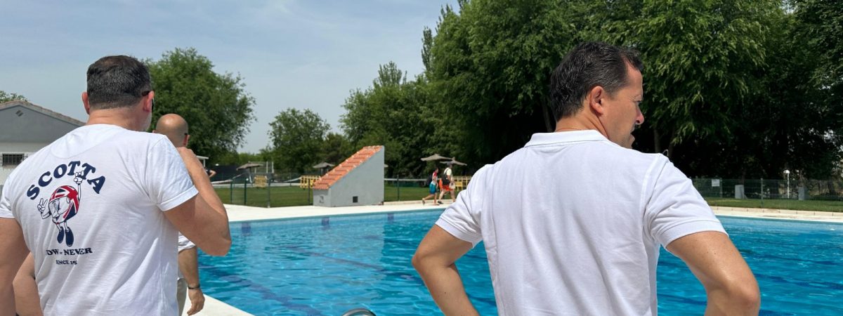 El alcalde visita la piscina de Santa…