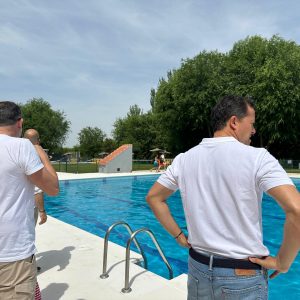 El alcalde visita la piscina de Santa María de Benquerencia en la que se han invertido cerca de 400.000 euros para evitar la pérdida de agua