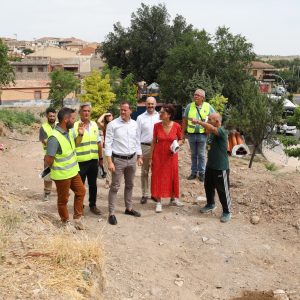 El alcalde visita las obras de regeneración urbana que se están desarrollando en la Ronda del Granadal  