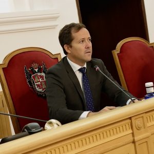 l Ayuntamiento instará al gobierno de España para que ejecute de manera urgente las infraestructuras necesarias para la ciudad que llevan años compro