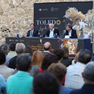 oledo salda una deuda con Álvar Fáñez, protagonista de la conferencia que Antonio Pérez Henares ha ofrecido en la Puerta de Bisagra