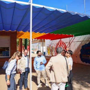 aniel Morcillo supervisa los toldos del Garcilaso de la Vega, “que eran urgentes por las necesidades de un alumno al que no puede dar el sol”