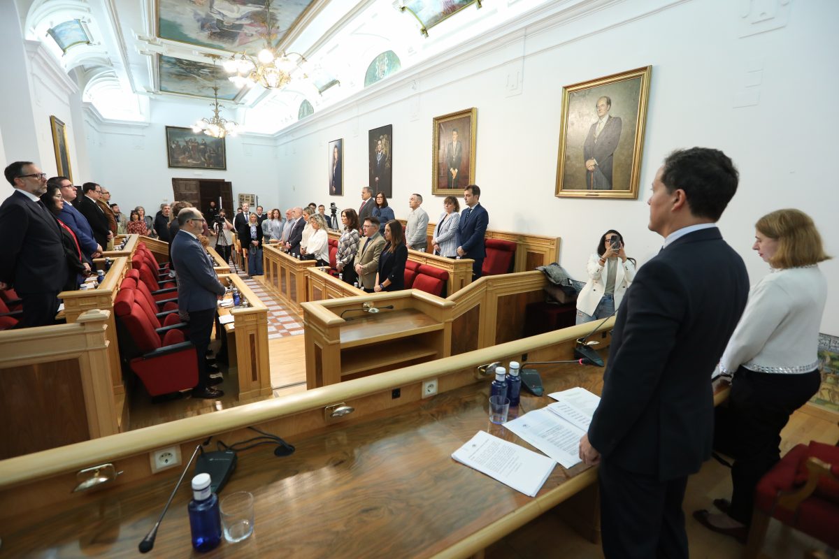 https://www.toledo.es/wp-content/uploads/2025/10/minuto-de-silencio-pleno-municipal.31-10-25-1200x800.jpg. El pleno aprueba solicitar al Gobierno de España la inclusión en los PGE la ejecución de infraestructuras necesarias para la ciudad