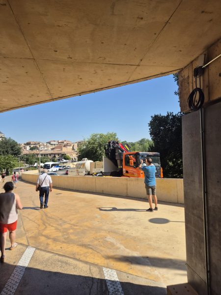 Mupi escaleras mecánicas 1