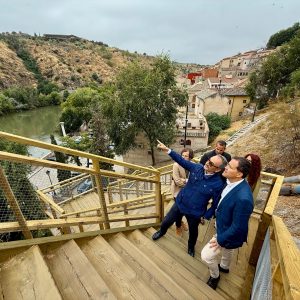 l alcalde visita la senda del río entre el puente de Alcántara, la Casa del Diamantista y los Molinos de Daicán