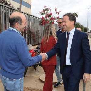 El alcalde se reúne con empresarios del polígono para explicar la actuación urgente de mejora del asfaltado de la calle Ventalomar