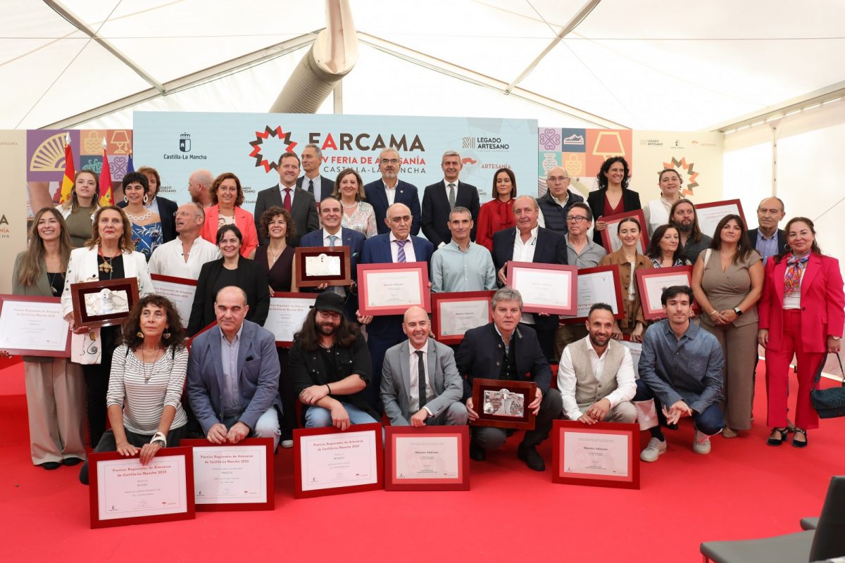 https://www.toledo.es/wp-content/uploads/2025/10/velazquez-fotos-farcama-4-1200x800.jpg. El alcalde felicita a los artesanos galardonados en Farcama y reconoce la “creatividad, la tradición y la innovación que definen al sector artesano de la región”
