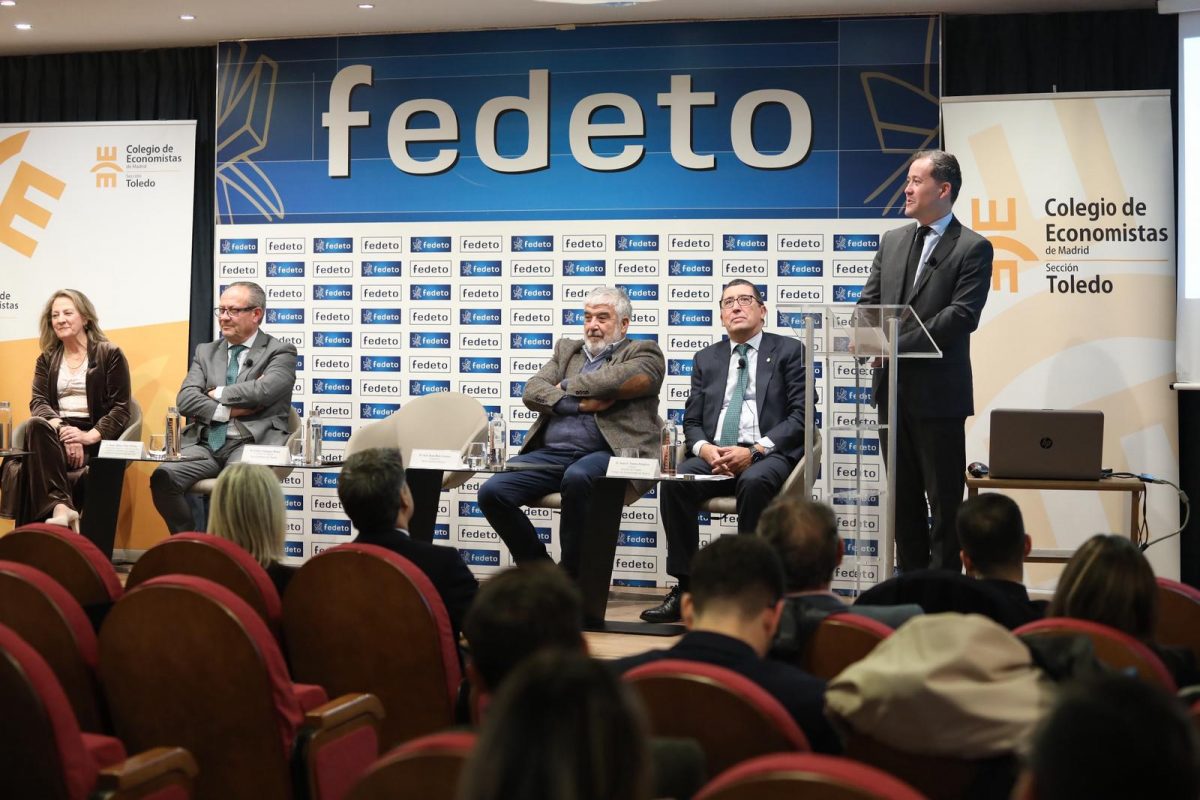 https://www.toledo.es/wp-content/uploads/2025/11/imagen-de-whatsapp-2025-11-27-a-las-19.59.54_f8c414e6-1200x800.jpg. Velázquez destaca la importancia de los economistas en la toma de decisiones y felicita a los galardonados por sus 35 años de trayectoria