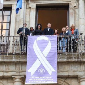 Toledo renueva su compromiso contra la violencia machista con la colocación del lazo blanco en el balcón del Ayuntamiento