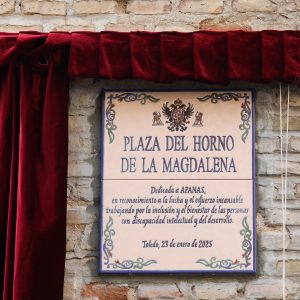 oledo rinde homenaje a APANAS en su 60 aniversario con una placa en el corazón del Casco Histórico