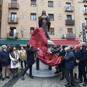 a ciudad de Toledo salda la deuda de gratitud con María Pacheco con la inauguración de una escultura frente al Alcázar