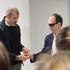 ozano presenta la primera Carrera de la Ilusión, un reto deportivo y solidario para vivir en primera persona la experiencia de correr a ciegas