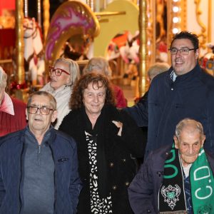 ecenas de usuarios de tres residencias de mayores han disfrutado de la iluminación navideña en la ruta solidaria ‘Luces para mayores’