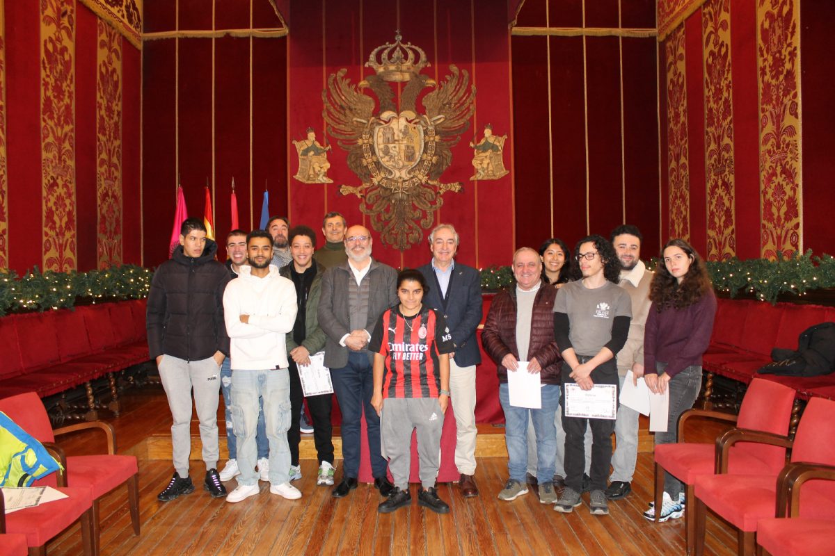 https://www.toledo.es/wp-content/uploads/2025/12/whatsapp-image-2025-12-29-at-12.29.35-1-1200x800.jpeg. Marín entrega los diplomas a los 12 alumnos del primer Programa de Capacitación Juvenil Municipal y anuncia una segunda convocatoria
