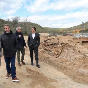 l Ayuntamiento actúa de emergencia para reabrir cuanto antes el tráfico en el camino de Albarreal limpiando el cauce del arroyo Valdelobos