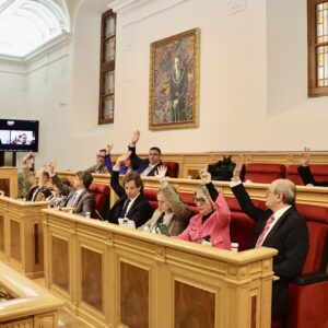 l Pleno insta al ministerio de Transportes a reforzar las frecuencias, capacidad y puntualidad en la conexión ferroviaria Madrid – Toledo