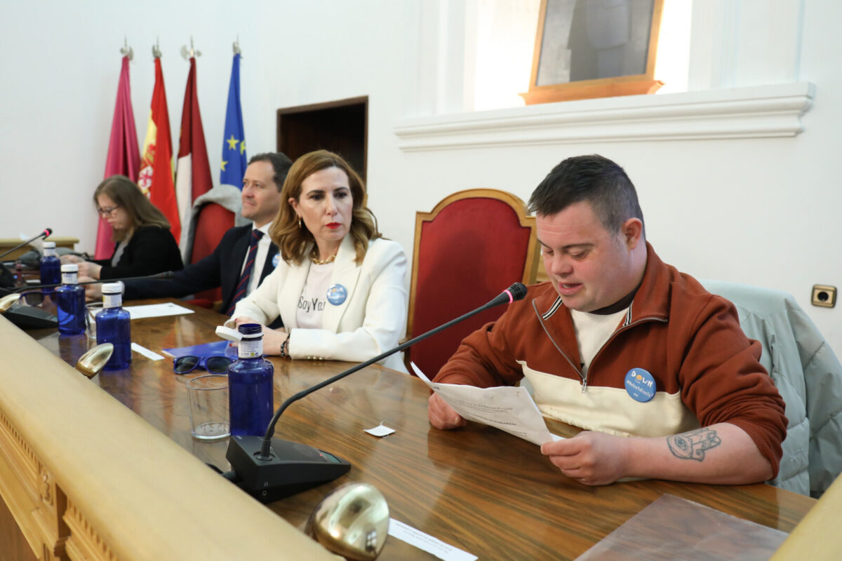 https://www.toledo.es/wp-content/uploads/2026/03/pleno-down-toledo-5.20-03-26-1200x800.jpg. El Ayuntamiento conmemora el Día Mundial del Síndrome de Down con un pleno institucional en defensa de la inclusión y los derechos